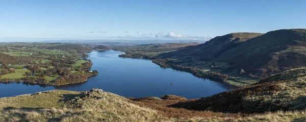 Hermoso otoño Otoño paisaje de Ullswater y mou circundante —  Fotos de Stock