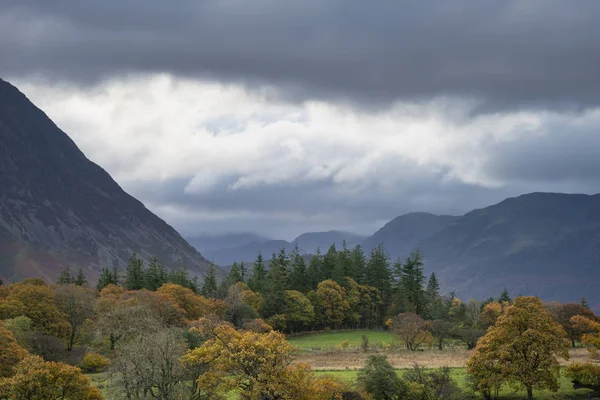 Hermosa vista del paisaje otoño otoño a lo largo del valle hacia Mellbr —  Fotos de Stock