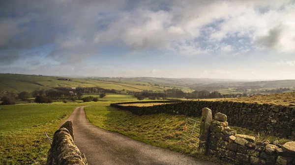 Beautiful Peak District Winter landscape of late afternoon sun a — Stock Photo, Image