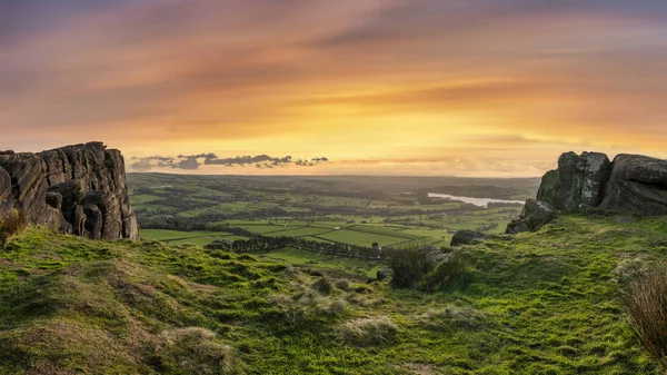 Epic Peak District Winter landscape of view from top of Hen Clou — 스톡 사진