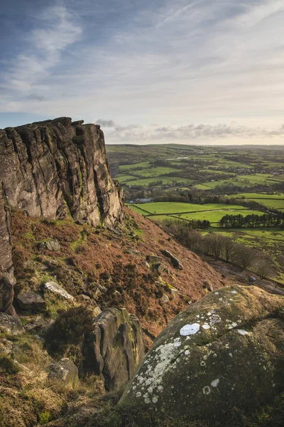 Epic Peak District Winter landscape of view from top of Hen Clou — Stockfoto