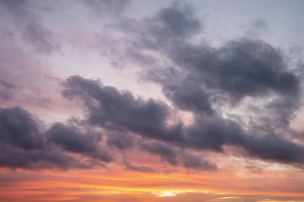 Prachtige levendige zonsondergang kleurrijke hemel achtergrond — Stockfoto