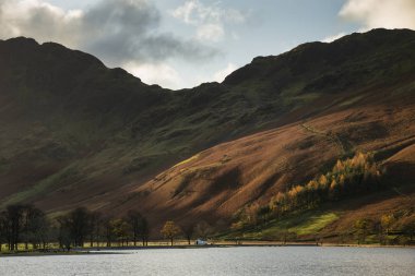 Görkemli sonbahar manzarası. Distri Gölü 'nde Buttermere.
