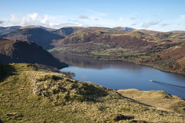 Vacker höst Fall landskap av Ullswater och omgivande mou — Stockfoto