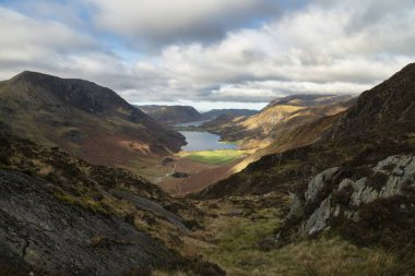 Buttermere ve Crummoc 'un görkemli sonbahar manzarası