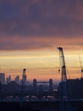 Londra şehir merkezi üzerindeki destansı gün doğumu manzarası.