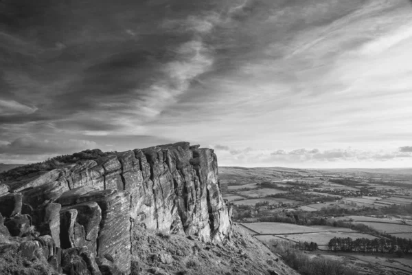 Epic Peak District preto e branco Paisagem de inverno de vista de — Fotografia de Stock