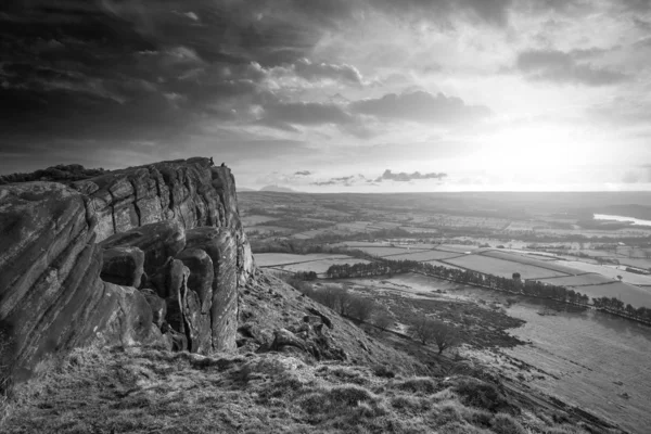 Epic Peak District bianco e nero Panorama invernale da — Foto Stock