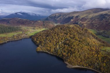 Muhteşem bir sonbaharın çarpıcı hava aracı manzarası.