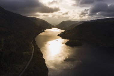 Muhteşem bir sonbaharın çarpıcı hava aracı manzarası.