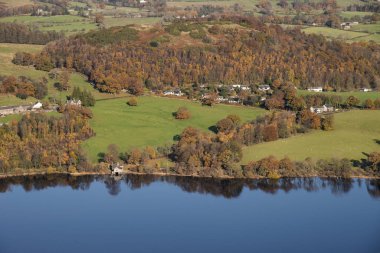 Ullswater ve etrafındaki Mou 'nun güzel sonbahar manzarası
