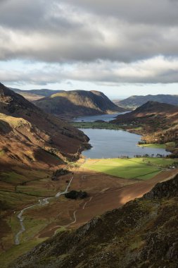 Buttermere ve Crummoc 'un görkemli sonbahar manzarası