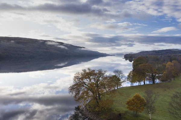 Imagens de paisagens aéreas vibrantes de drones sobre Coniston — Fotografia de Stock