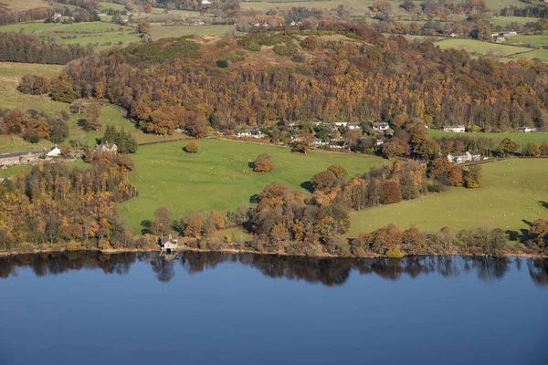 Hermoso otoño Otoño paisaje de Ullswater y mou circundante —  Fotos de Stock