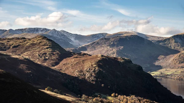 Vacker höst Fall landskap av berg och kullar ses fr — Stockfoto