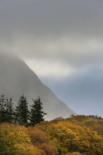 Piękny jesienny widok na krajobraz wzdłuż doliny w kierunku Mellbr — Zdjęcie stockowe