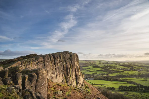 Epic Peak District Winterlandschap vanaf de top van Hen Clou — Stockfoto