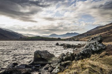Llynnau Mymbyr 'in güzel destansı manzarası ve kışın Snowdon zirvesi.