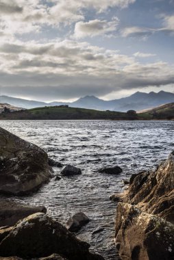 Llynnau Mymbyr 'in güzel destansı manzarası ve kışın Snowdon zirvesi.