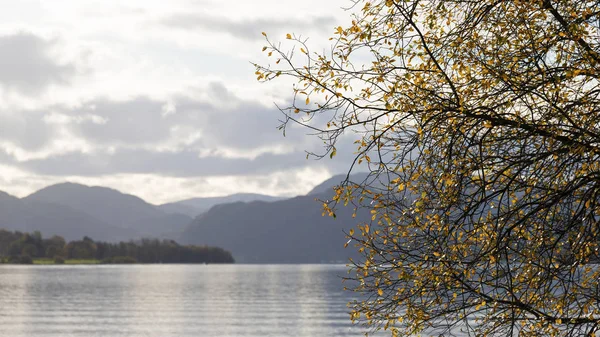 Episk Höst Höstlandskap Ullswater Och Omgivande Berg Och Kullar Sett — Stockfoto