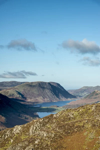 Buttermere ve Crummock Suyu 'nun Gölü' ndeki dağ zirveleriyle çevrili destansı sonbahar manzarası