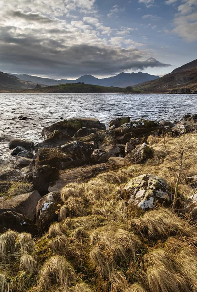 Llynnau Mymbyr 'in güzel destansı manzarası ve kışın Snowdon zirvesi.