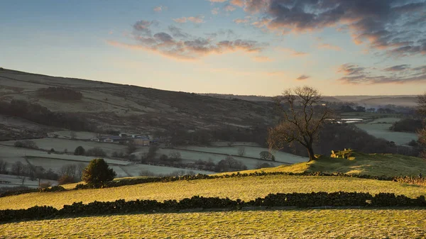 Stunning Peak District Winter Landscape View Roaches Out Frozen Countryside — 图库照片