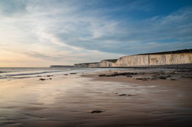 İngiliz sahillerinde renkli gün batımlı beyaz tebeşir kayalıklarının güzel manzarası