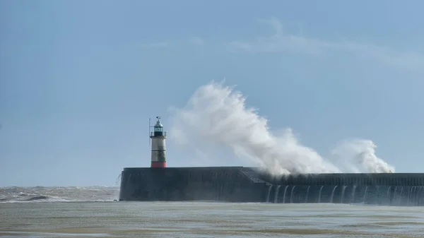 在英国纽黑文海岸线上的巨大风暴中 巨浪冲过海堤冲向灯塔 令人惊讶的图像显示了大海的力量 — 图库照片