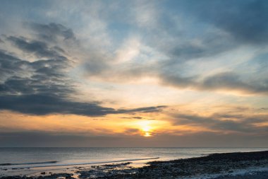 İngiliz sahillerinde renkli gün batımlı beyaz tebeşir kayalıklarının güzel manzarası