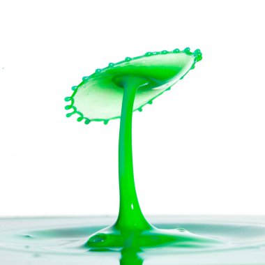 Şaşırtıcı benzersiz soyut su, yüksek hız flaş tekniği kullanılarak çekilen canlı renkli su çarpışmalarıyla fotoğrafçılık görüntülerini serper.