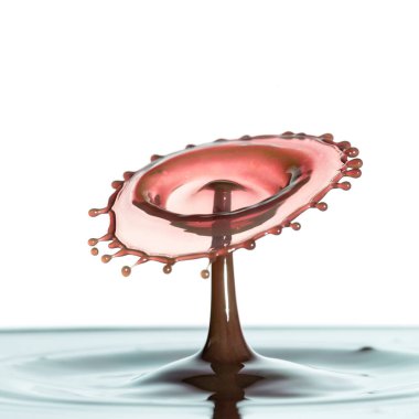 Şaşırtıcı benzersiz soyut su, yüksek hız flaş tekniği kullanılarak çekilen canlı renkli su çarpışmalarıyla fotoğrafçılık görüntülerini serper.