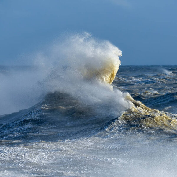 Потрясающее изображение отдельных волн, ломающихся и ползущих во время сильного ветреного шторма с превосходными деталями волны