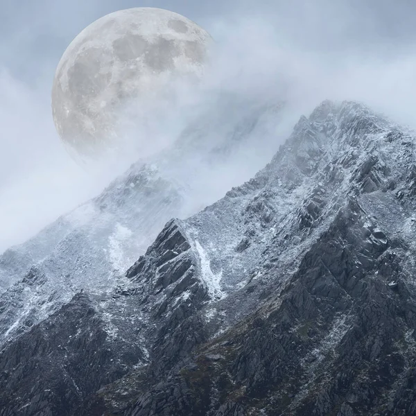 Hermosa Imagen Compuesta Digital Supermoon Por Encima Cordillera Dando Aspecto — Foto de Stock