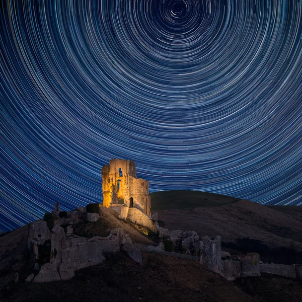 Digitales Verbundbild Von Sternenpfaden Rund Polaris Mit Mittelalterlichen Burgruinen Herbstlandschaft — Stockfoto