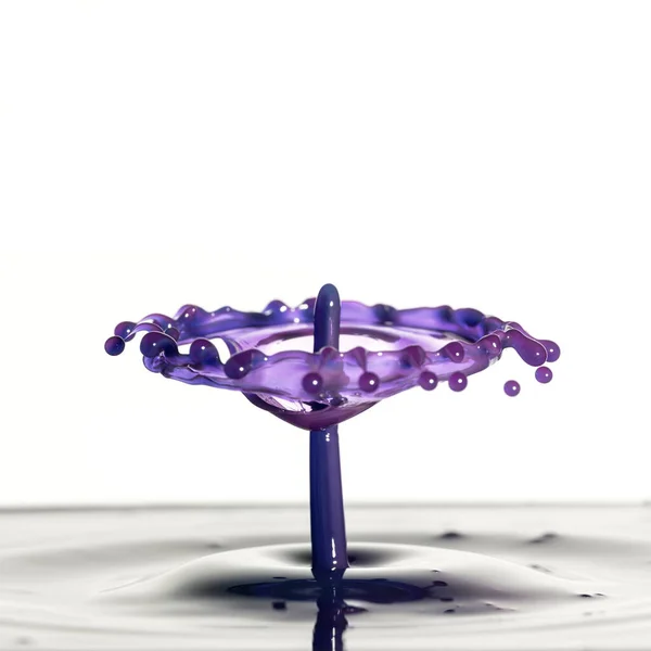 高速フラッシュ技術を使用してキャプチャされた鮮やかなカラフルな水の衝突と見事なユニークな抽象的な水スプラッシュ写真画像 — ストック写真