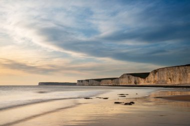 İngiliz sahillerinde renkli gün batımlı beyaz tebeşir kayalıklarının güzel manzarası