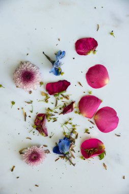 Düz bir şekilde uzanmış çiçek yapraklarının romantik mahsul görüntüsünün kırsal ve yıpranmış arka planında hayat devam ediyor.