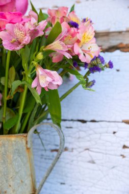 Romantik çiçeklere ve bahçe parapenalilerine çok güzel bir klasik görünüm uygulanır. İlkbahar ve yaz mevsimsel çiçekleriyle birlikte hayat devam eder.