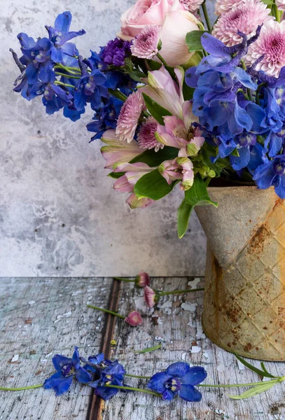 Hermoso Aspecto Vintage Aplicado Paraferalia Romántica Flores Jardines Con Flores —  Fotos de Stock