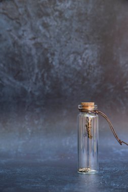 Romantik eski moda cam dilek şişesi şişenin içinde iyi şans tılsımı ve mantar kapağı ve antika efekt arka planı.