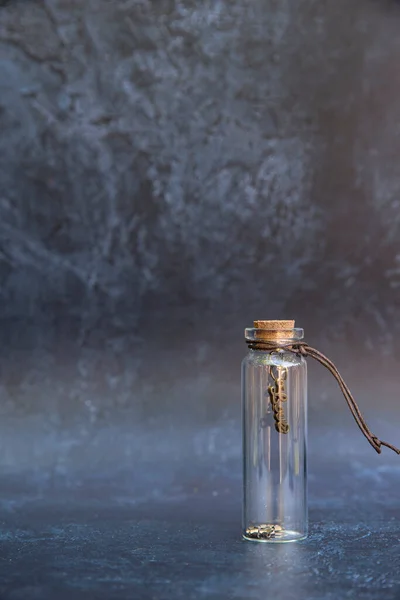 Romantisk Gammal Vintage Glas Önskar Flaska Med Lycka Charm Inuti — Stockfoto