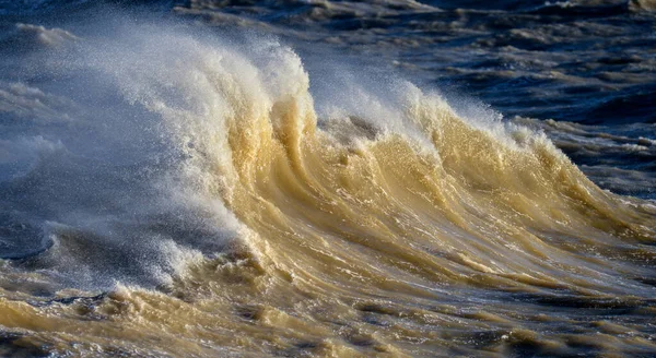 Imagem Impressionante Quebra Onda Individual Cresting Durante Tempestade Ventosa Violenta — Fotografia de Stock