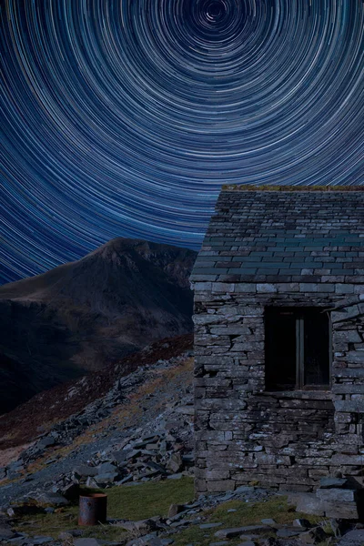 Digitales Kompositbild Der Sternenspuren Rund Polaris Mit Herbst Landschaftsbild Des — Stockfoto