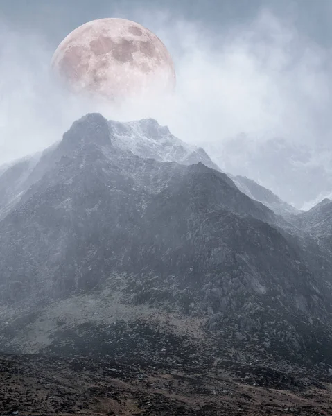 Schöne Digitale Kompositaufnahme Des Supermondes Über Dem Gebirge Die Dem — Stockfoto