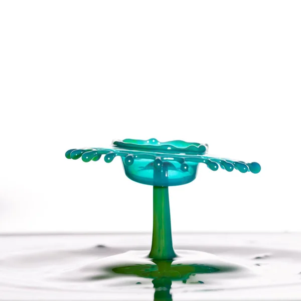 高速フラッシュ技術を使用してキャプチャされた鮮やかなカラフルな水の衝突と見事なユニークな抽象的な水スプラッシュ写真画像 — ストック写真