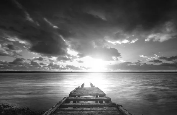 Belle Image De Paysage De Coucher De Soleil Noir Et Blanc De Fleet Lagoon Jetty Lagune De La Flotte Stock Photo