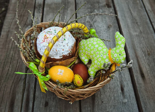 Gâteau de Pâques aux œufs dans un panier en osier — Photo