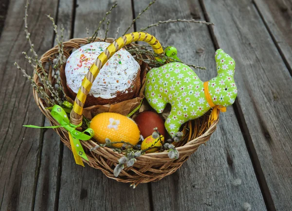 Gâteau de Pâques aux œufs dans un panier en osier — Photo