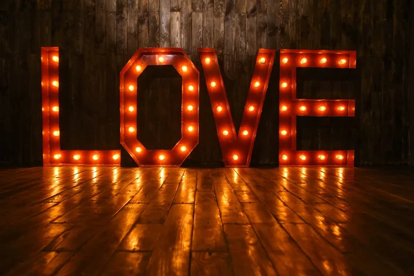 Dia dos Namorados fundo. letras Amor de lâmpadas vintage — Fotografia de Stock